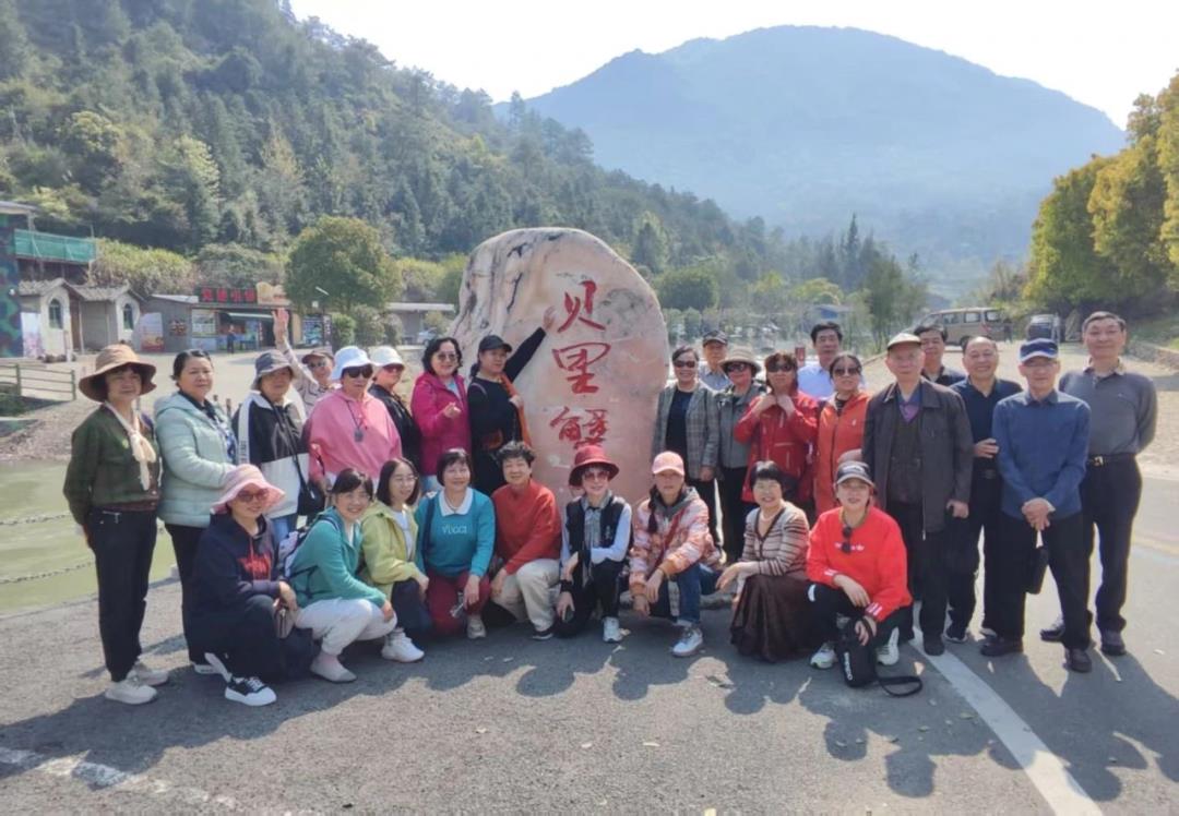 愛(ài)在春天 樂(lè)在自然——福州教育學(xué)院附中工會(huì)組織開(kāi)展退休教工春日康養(yǎng)活動(dòng)